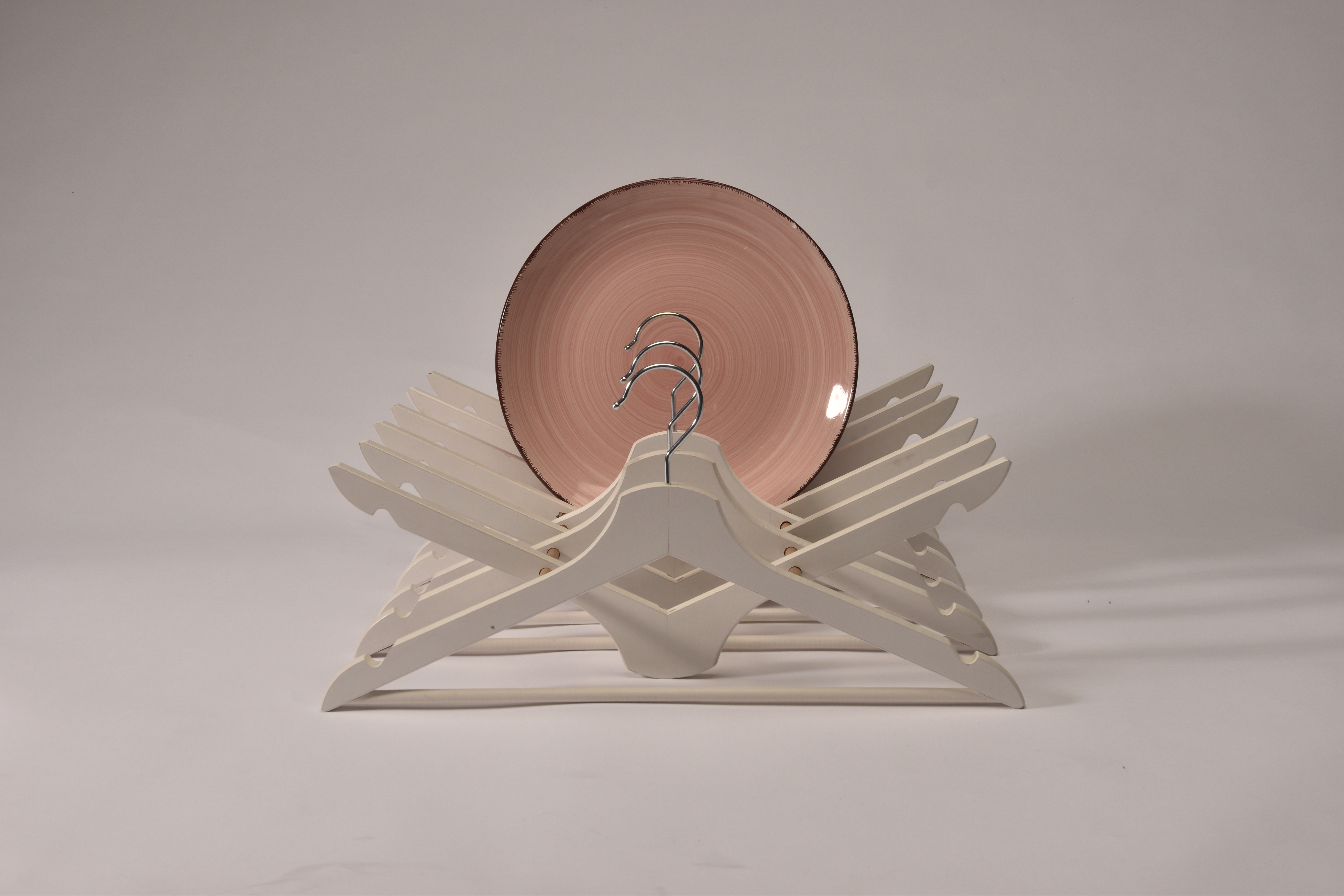 Designobjekt Platehangar with Plates