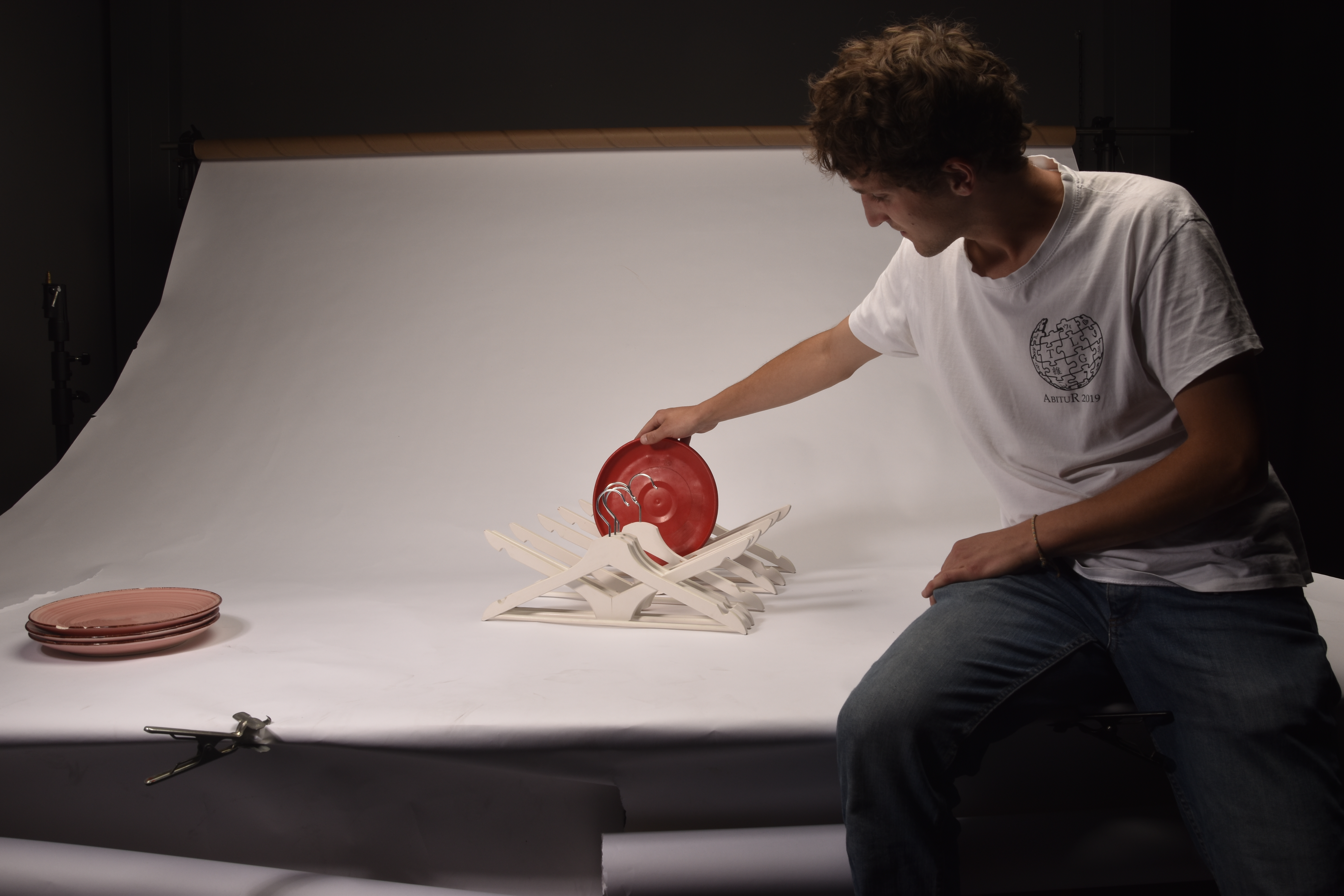 Designobjekt Platehangar with Plates